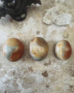 Galet en jaspe polychrome