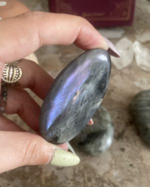 Galet en Labradorite violette