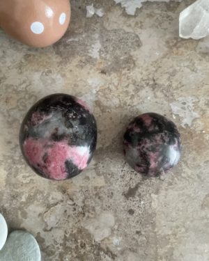 Galet en Rhodonite