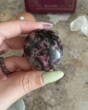 Galet en Rhodonite